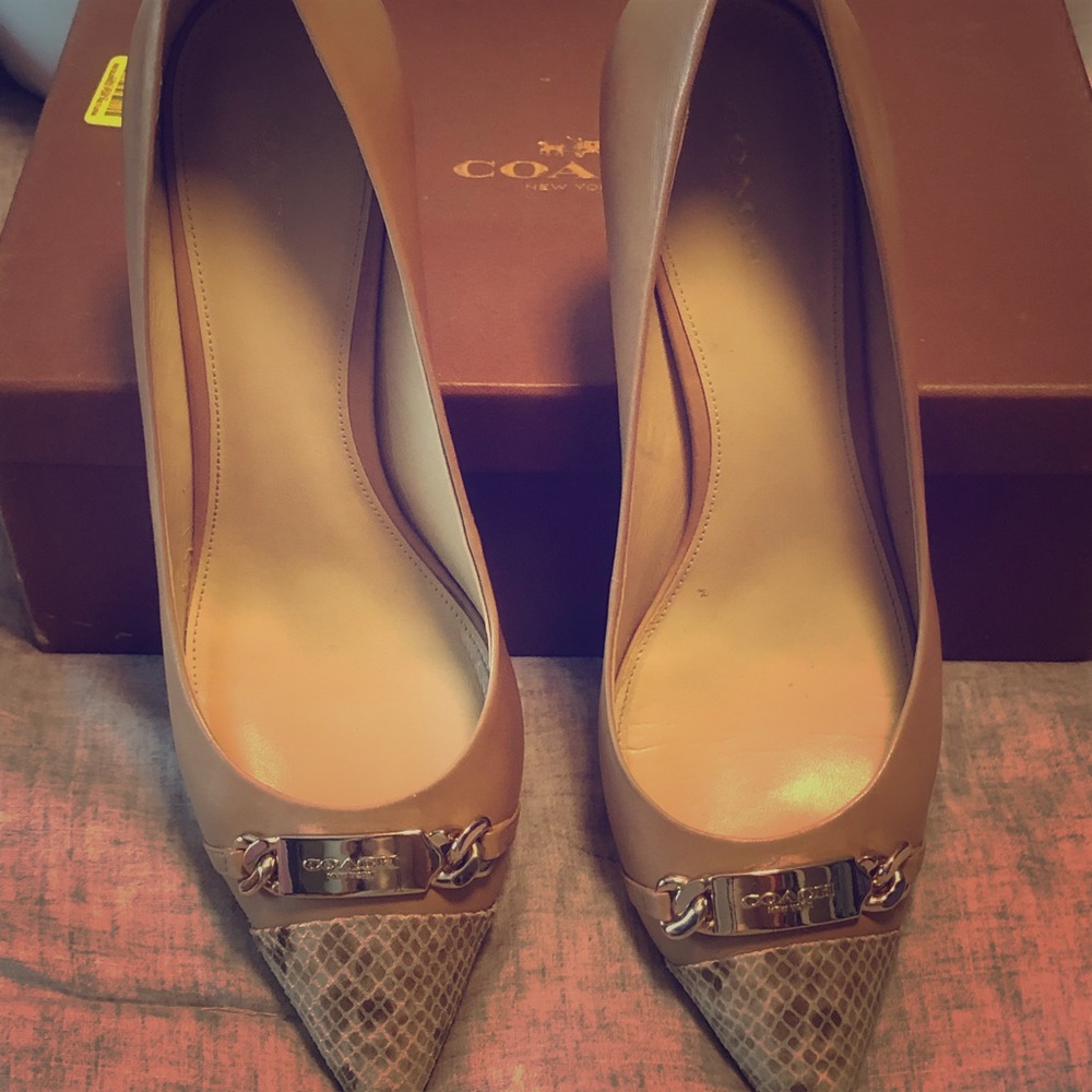 Beautiful coach pumps. Size 10